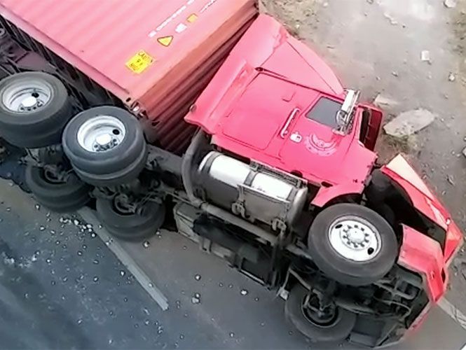 Vuelca tráiler con madera en Periférico