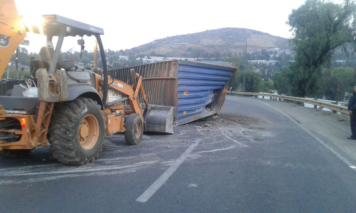 Volcadura de tráiler en Tlalnepantla deja un lesionado