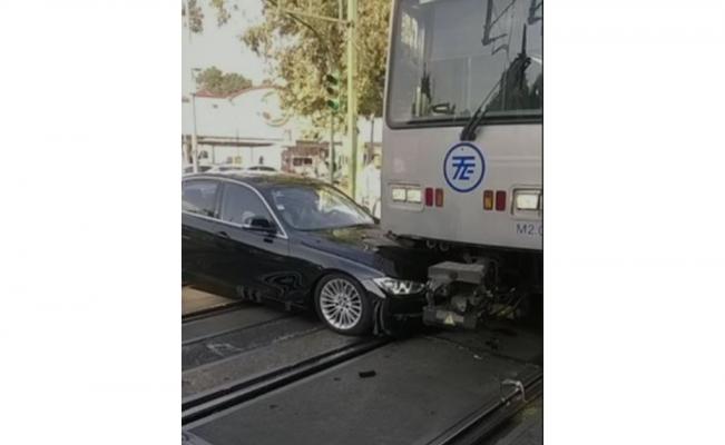 #Video Auto choca contra Tren Ligero al intentar ganarle el paso - tren-ligero-2
