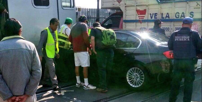 #Video Auto choca contra Tren Ligero al intentar ganarle el paso