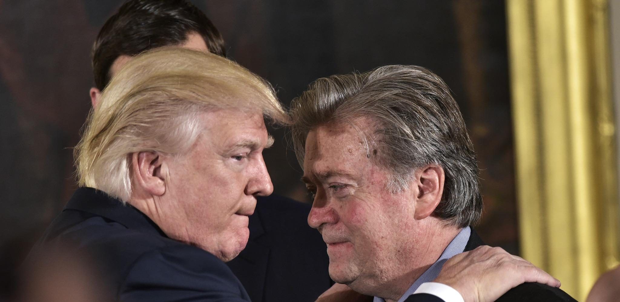 Trump agradece a Bannon tras despido