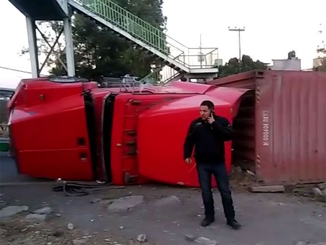 Vuelca tráiler con madera en Periférico - tráiler-madera-3