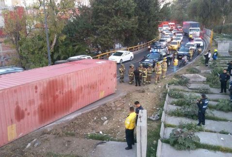 Vuelca tráiler con madera en Periférico - tráiler-madera-4