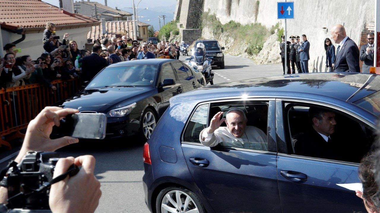 Video: papa Francisco hace el ‘lavatorio de pies’ a 12 reos