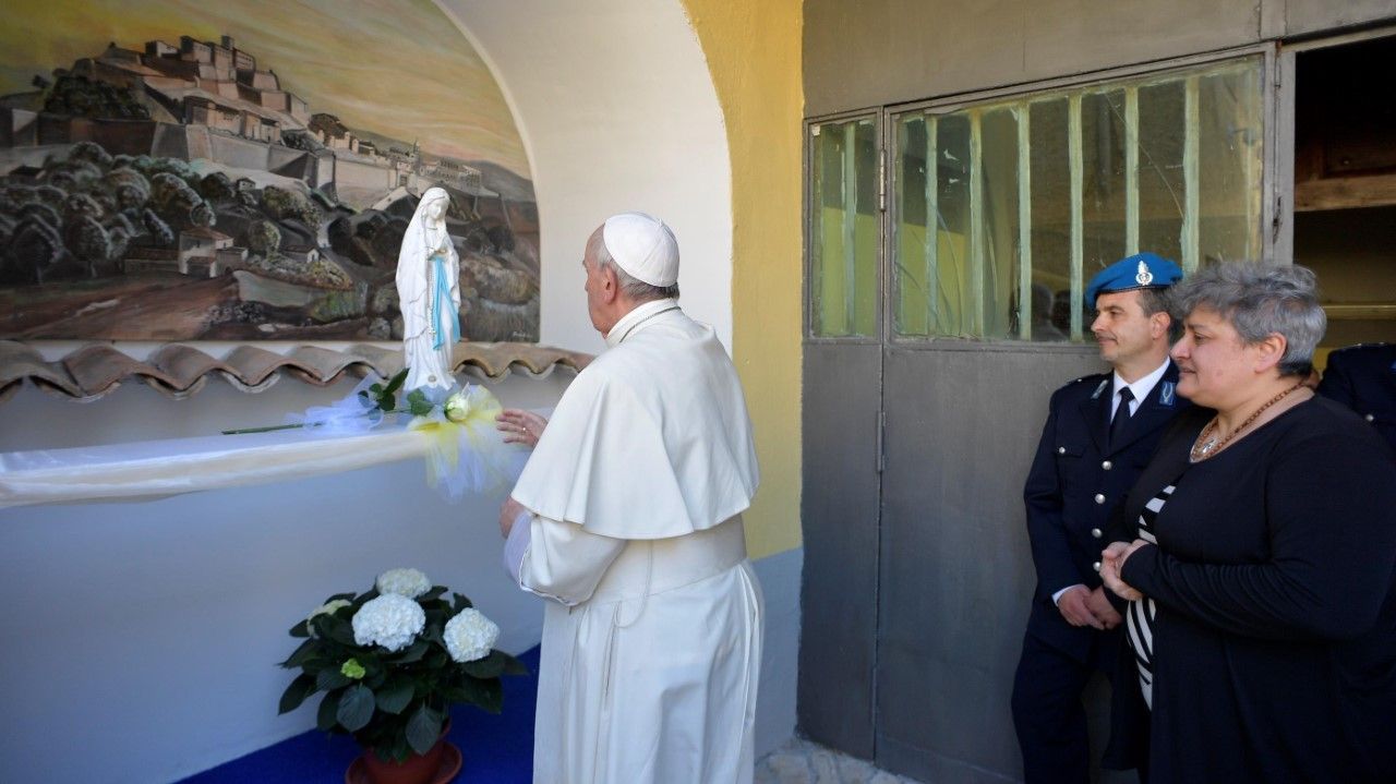 Video: papa Francisco hace el ‘lavatorio de pies’ a 12 reos - tumblr_oocts7IkCL1rf9hn3o1_1280