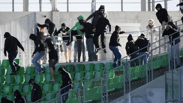 Aficionados entran por la fuerza a estadio en Francia - ultras-st-ettiene