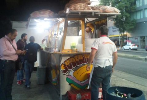 El puesto que regala tortas el último viernes de cada abril - vendedores-regalan-transeuntes-Dia-Tortero_MILIMA20170428_0107_30