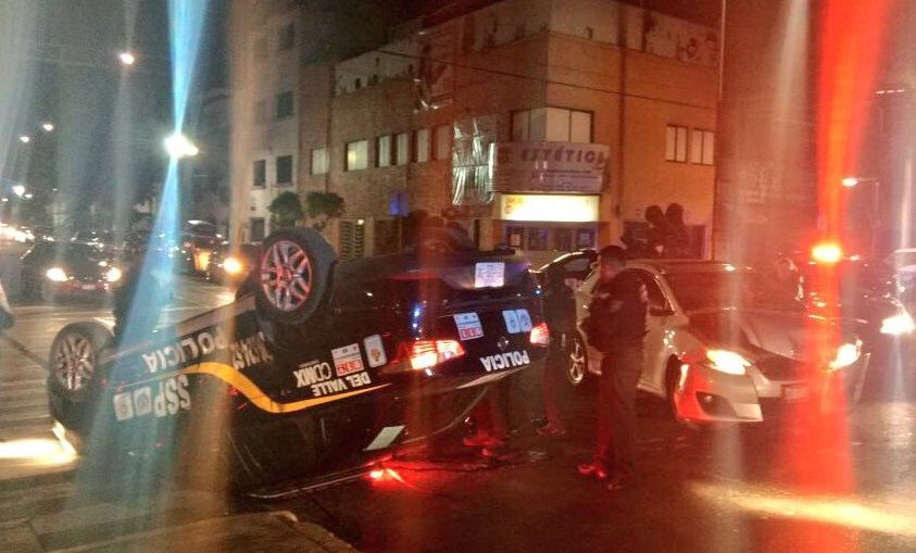 Vuelca patrulla tras choque en la colonia Narvarte Piedad