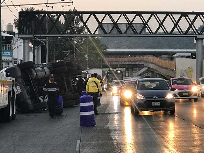 Vuelca pipa en Circuito Interior