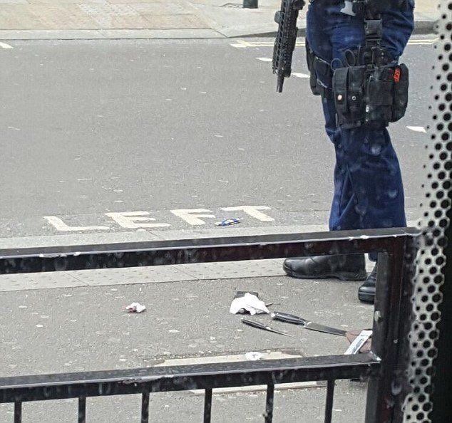 Capturan a un hombre armado cerca del Parlamento británico - whitehall-2q