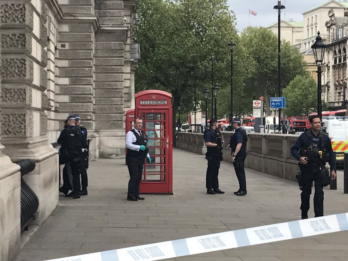 Capturan a un hombre armado cerca del Parlamento británico