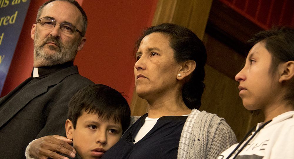 Suspenden temporalmente deportación de migrante refugiada en iglesia