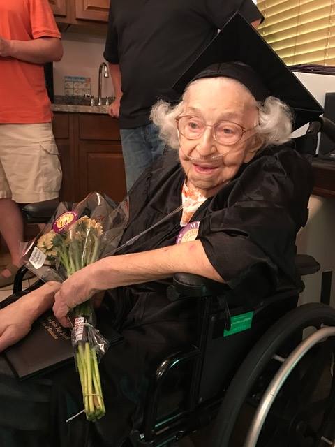Mujer se gradúa de secundaria a los 105 años de edad - 18447448_1504785606207148_5484133655014974963_n