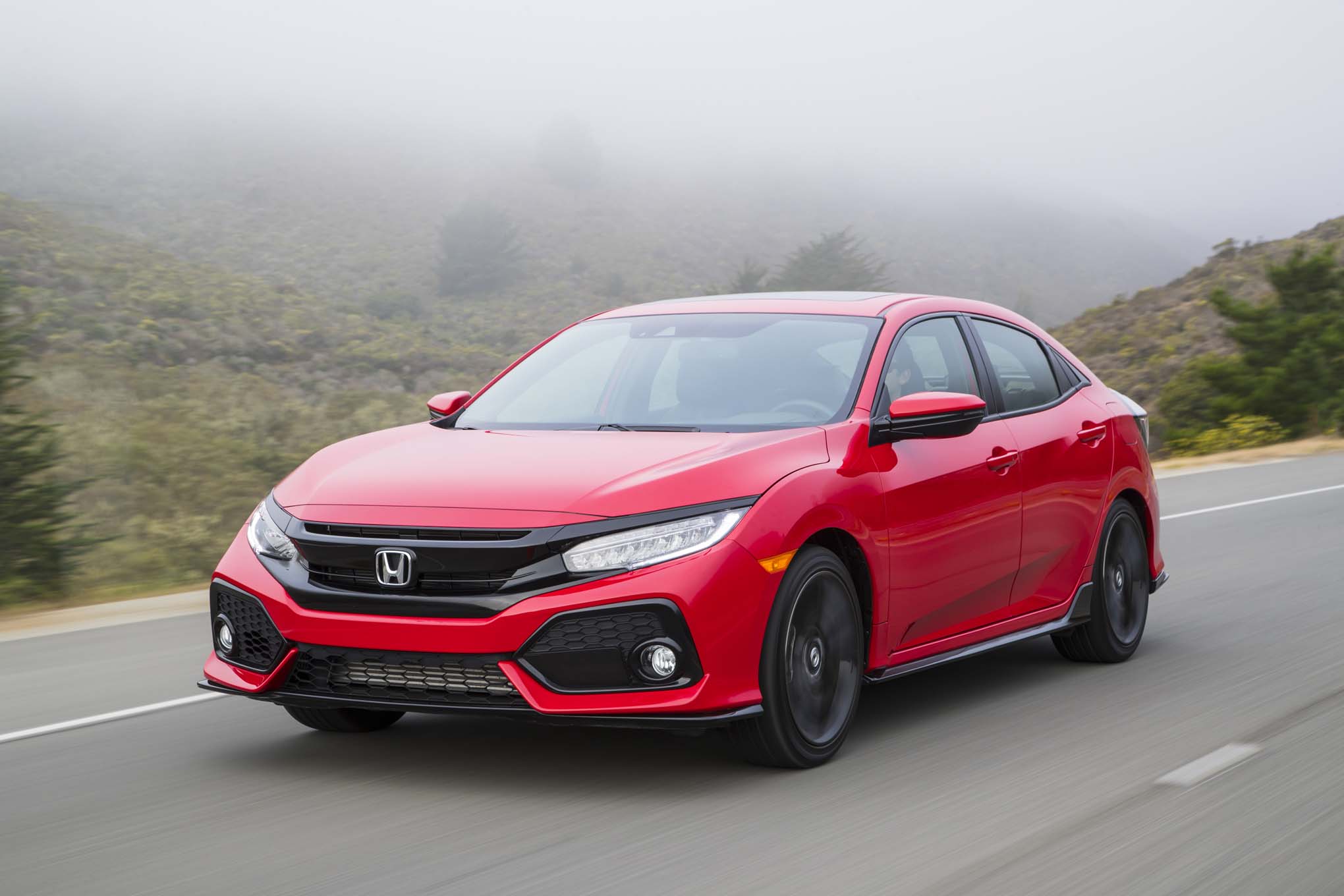 Índice de satisfacción de compradores de coches nuevos cae - 2017-Honda-Civic-Hatchback-Sport-Touring-front-three-quarter-in-motion-02
