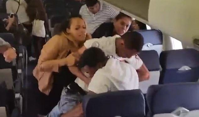 #Video Arrestan a pasajero por pelear en avión en EE.UU. #Video Arrestan a pasajero por pelear en avión en EE.UU.