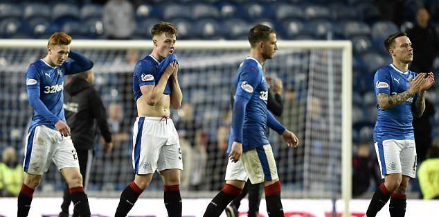 #Video Aficionado escapa del estadio con balón de juego
