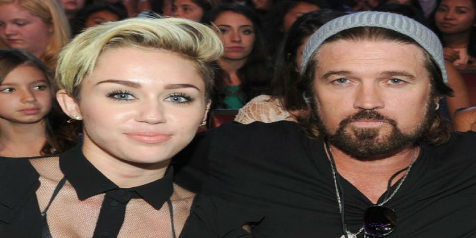 #Video Padre de Miley Cyrus canta con Caballo Dorado