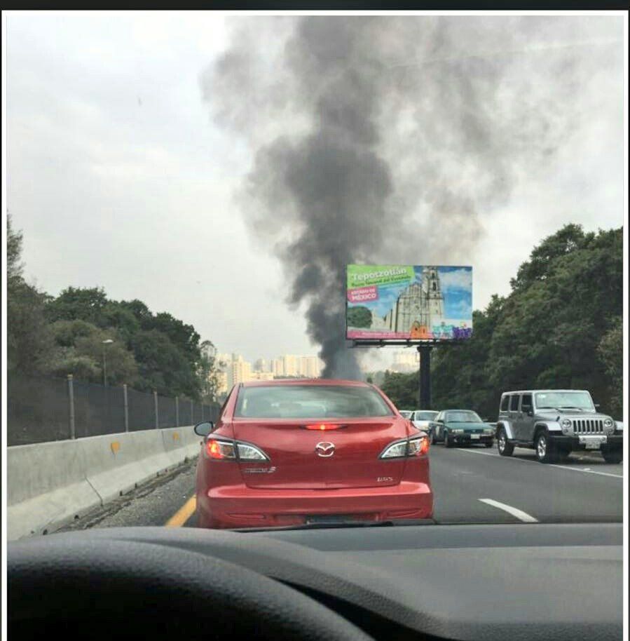 Tráileres se incendian en la carretera Chamapa-Lechería - C-8DLkEXUAAVPMi