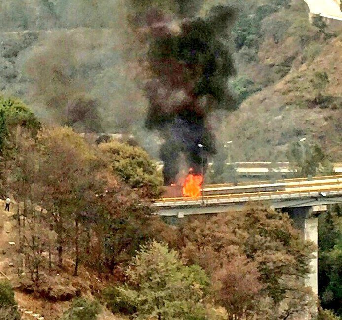 Tráileres se incendian en la carretera Chamapa-Lechería - C-8DMDWXoAATIAo