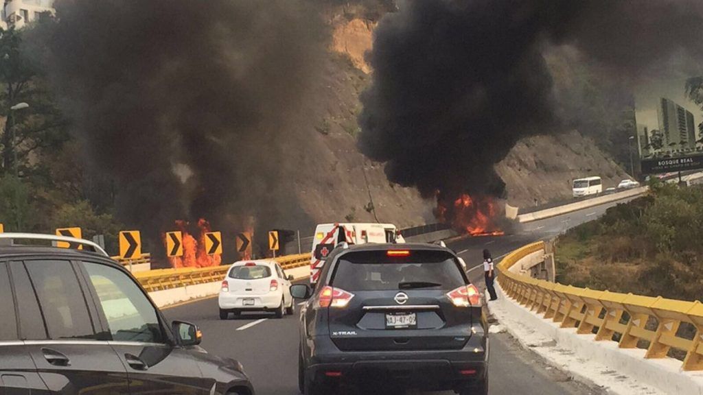 Tráileres se incendian en la carretera Chamapa-Lechería - C-8EJBSWsAAUQ1s-1024x576