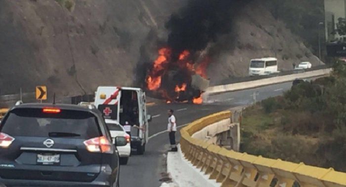 Tráileres se incendian en la carretera Chamapa-Lechería
