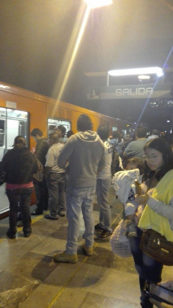 Falla servicio en Línea B del Metro - C_6sI22V0AAS6NM-575x1024