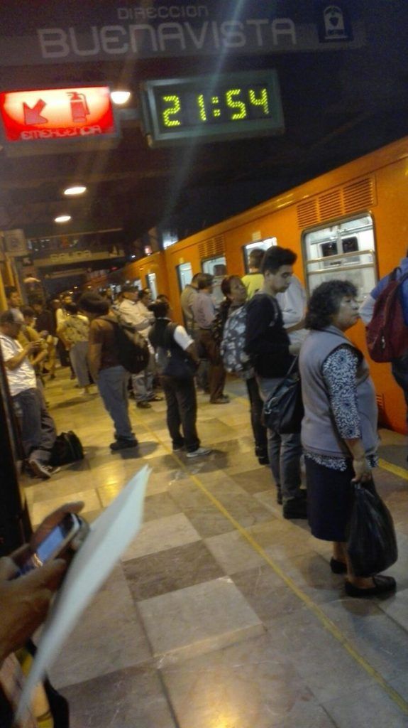 Falla servicio en Línea B del Metro - C_6sKSJUIAAWkvJ-575x1024