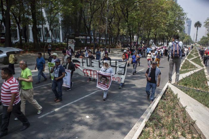 #Video Miembros del movimiento de los 43 vandalizan en el Senado