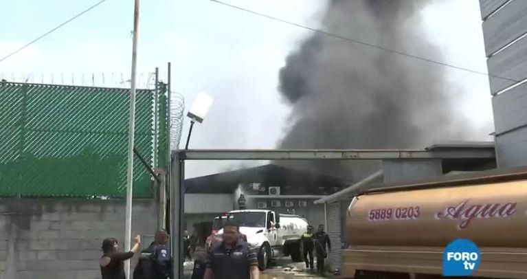 Controlan incendio en Naucalpan - C_lAtNRWAAAy1Le