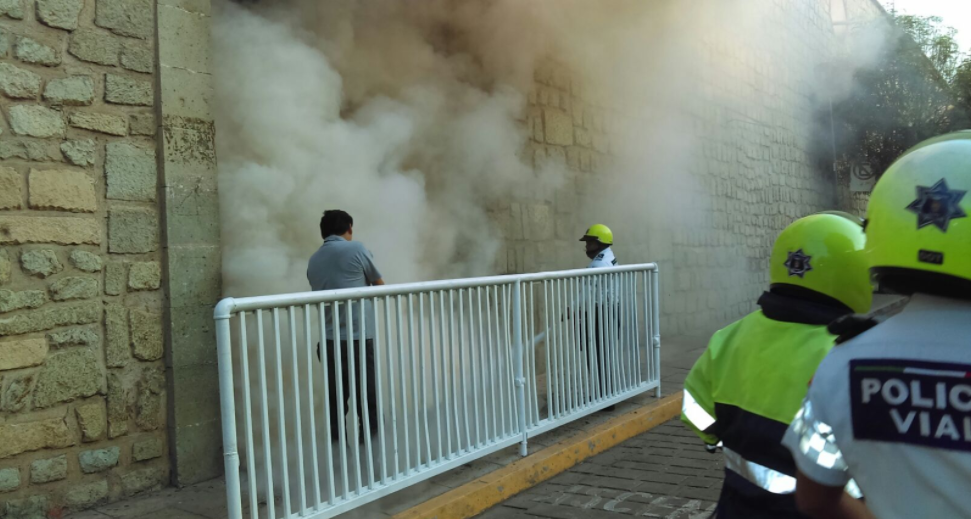 Queman llantas en puerta de primaria en Oaxaca