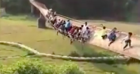 #Video Puente cae con veinte turistas en China