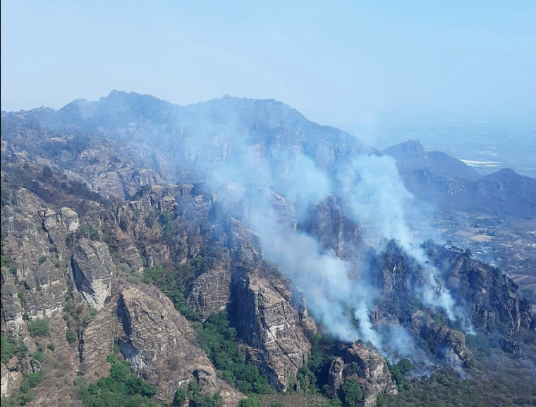 Continúa incendio forestal en Tepoztlán