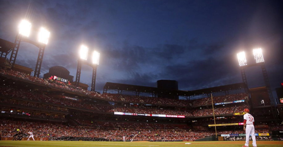 Bala perdida impacta a mujer durante juego de los Cardenales