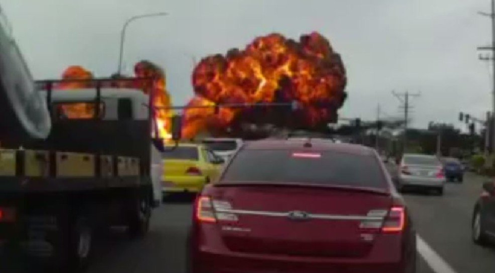 #Video Avión pequeño cae en autopista de EE.UU.