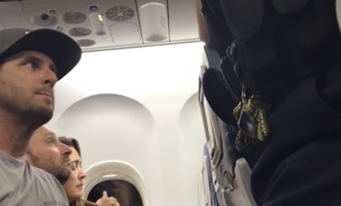 #Video Expulsan a familia de vuelo por usar un asiento que habían comprado