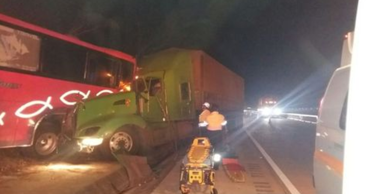 Choque en la Autopista del Sol deja seis heridos