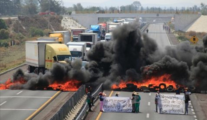 Manifestantes liberan la Puebla-Orizaba