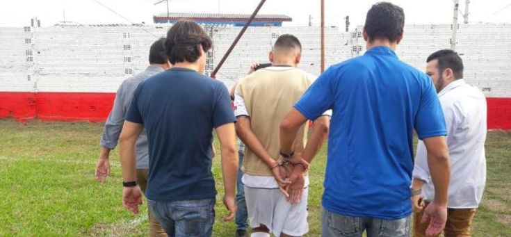 #Video Policía detiene a futbolista en pleno partido