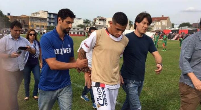 #Video Policía detiene a futbolista en pleno partido - Captura-de-pantalla-2017-05-04-a-las-16.52.17