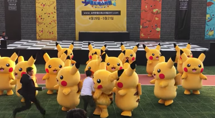 #Video Botarga de Pikachu desfallece durante baile