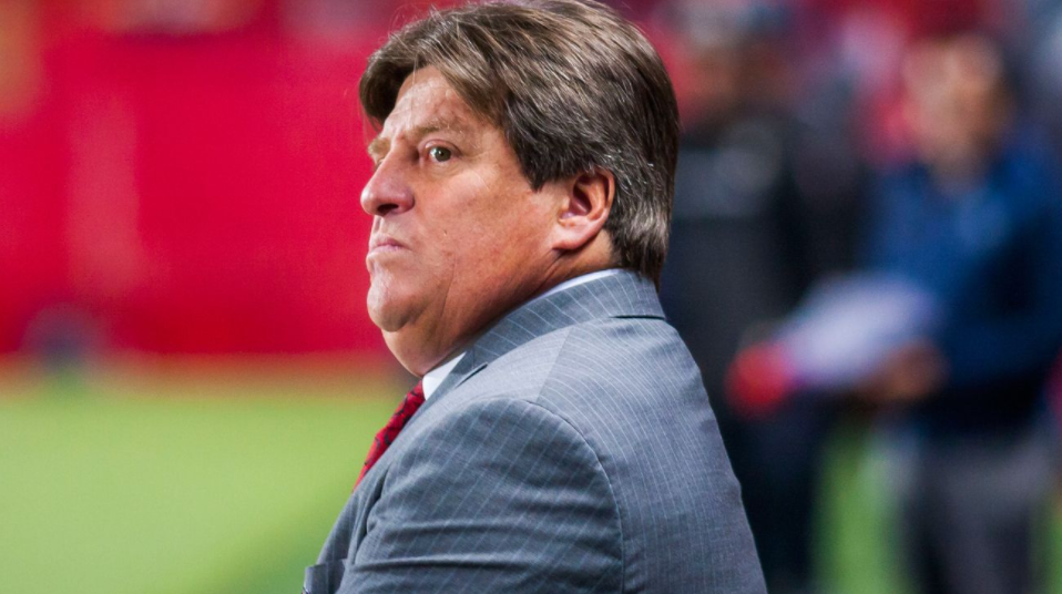 Multan a Miguel Herrera por seña obscena al público