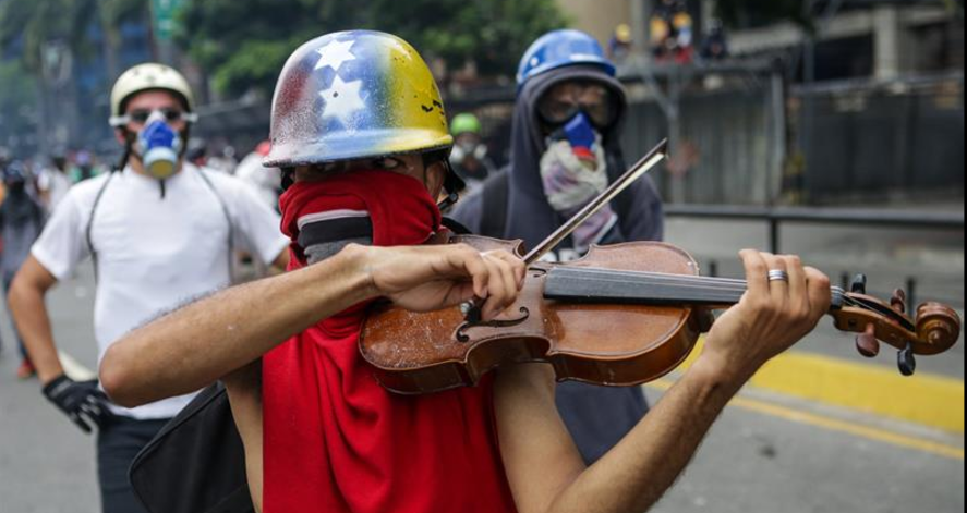 #Video Joven interpreta himno venezolano en plena protesta #Video Joven interpreta himno venezolano en plena protesta