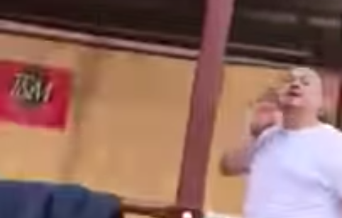 #Video Comerciante lanza insultos xenófobos contra pareja latinoamericana