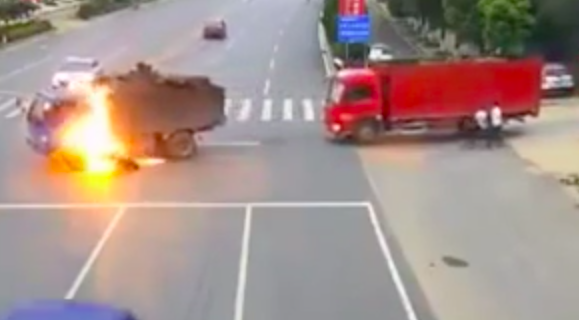 #Video Motociclista choca contra camión y provoca incendio