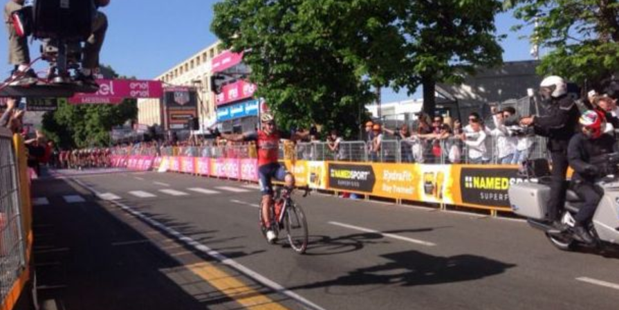 #Video Ciclista se confunde y festeja seis kilómetros antes de la meta