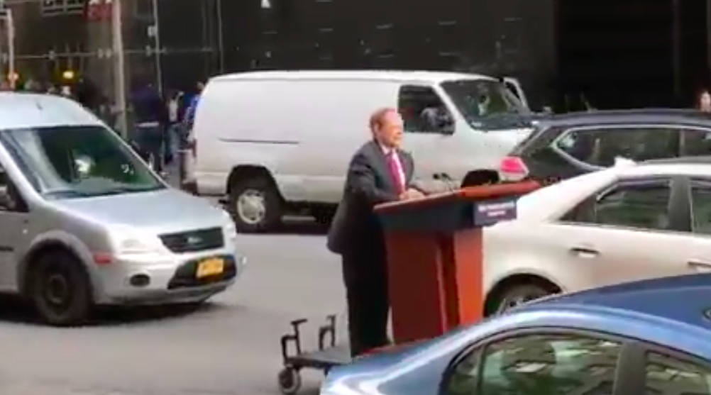#Video Comediante hace parodia de Spicer en calles de Nueva York