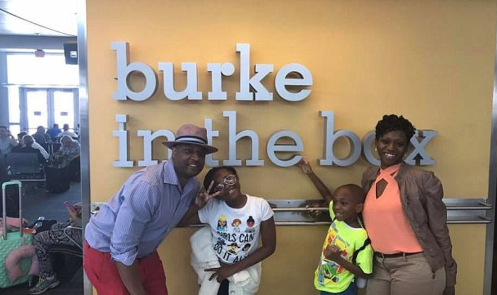 #Video Expulsan a familia de vuelo de JetBlue por un pastel - Captura-de-pantalla-2017-05-14-a-las-10.52.48