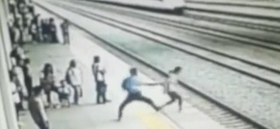 #Video Trabajador evita que estudiante se suicide en estación de tren