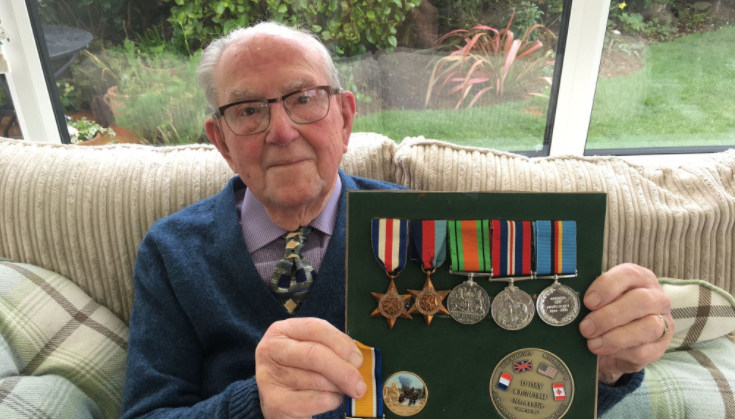 #Video Veterano de guerra rompe récord de edad en salto de paracaídas