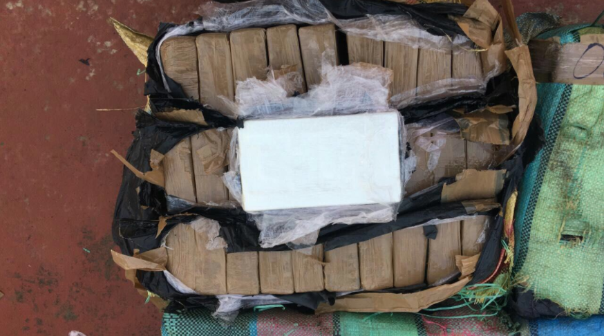 Interceptan barco con 5.5 toneladas de cocaína que se dirigía a España